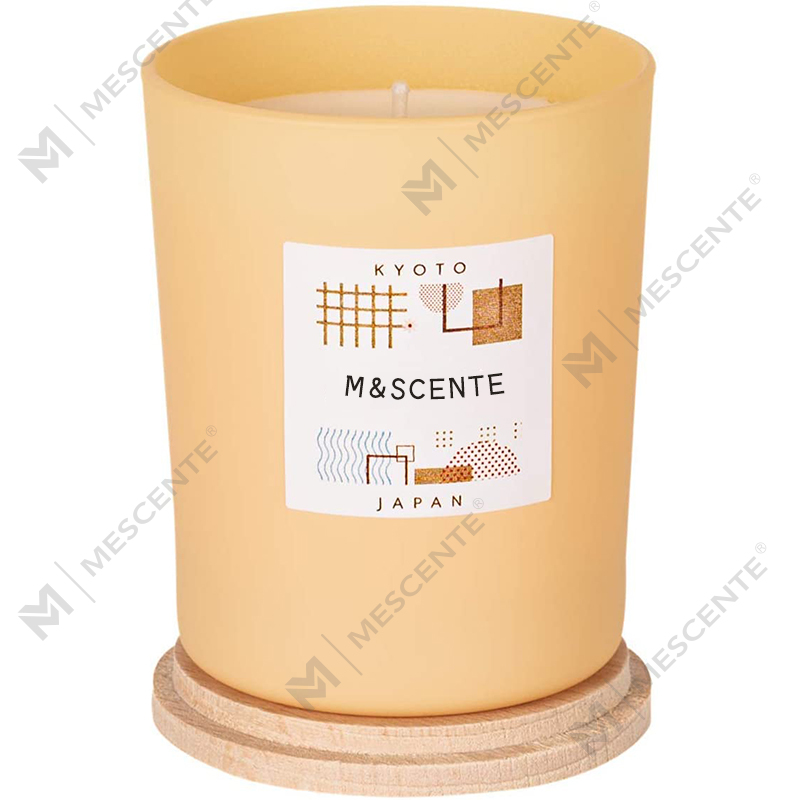 Von M&Scent wurden unter der Privatmarke maßgeschneiderte farbige Duftkerzen aus Sojawachs im schicken Stil hergestellt