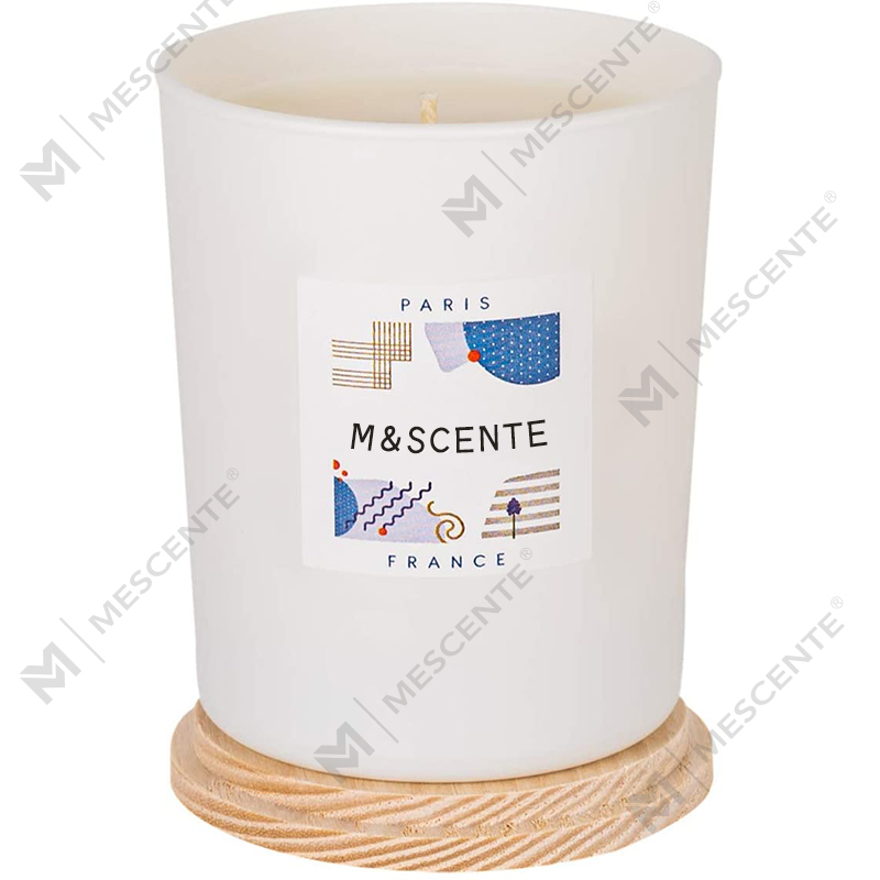 Von M&Scent wurden unter der Privatmarke maßgeschneiderte farbige Duftkerzen aus Sojawachs im schicken Stil hergestellt